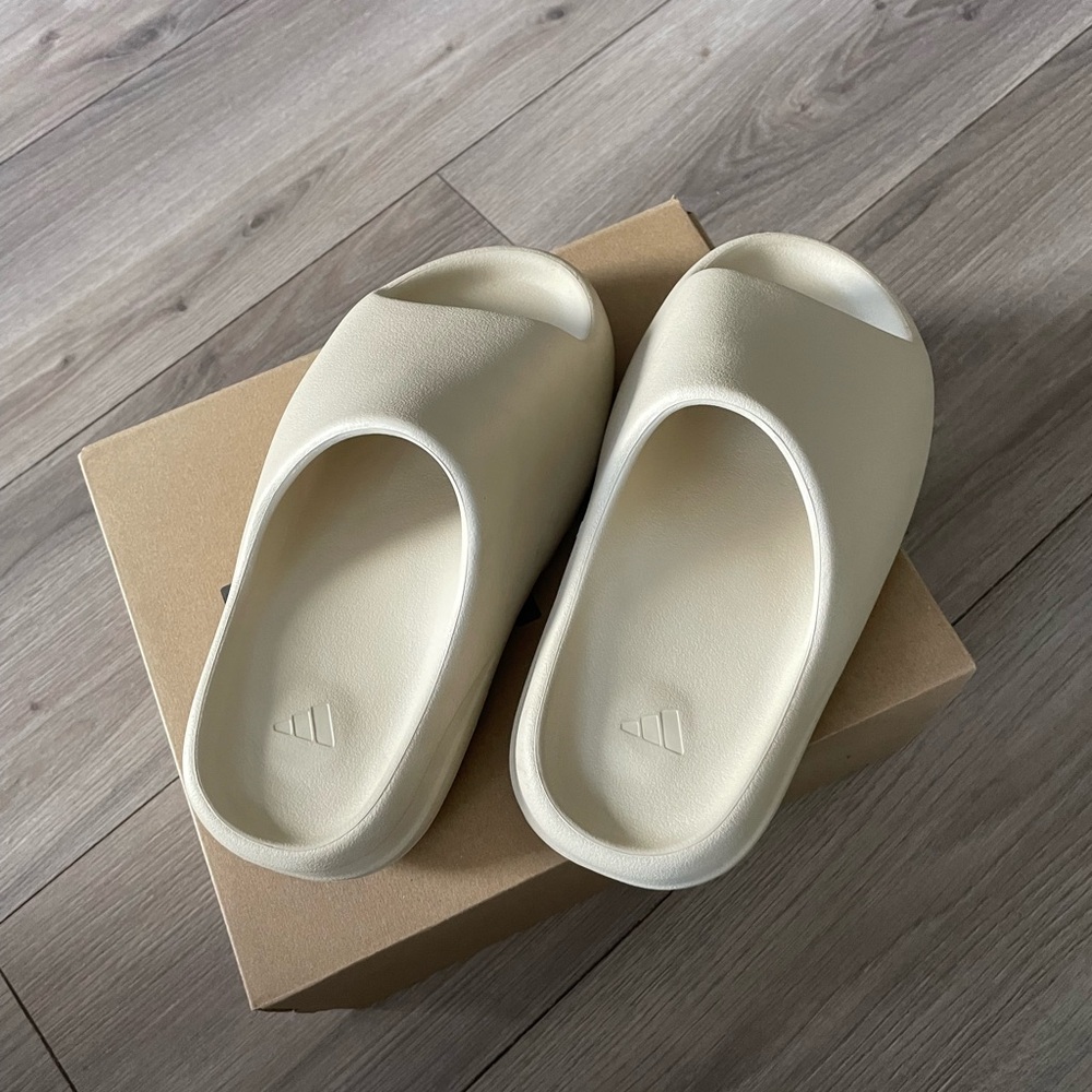 Yeezy Slides in Bone